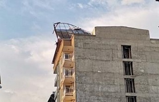 Şiddetli rüzgar apartmanın çatısını uçurdu