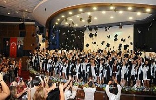 ADÜ’nün mühendisleri kep fırlattı