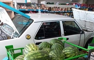 Kontrolden çıkan otomobil markete daldı: 2 yaralı