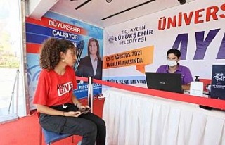 Tercih tırı gençler için kent meydanında yerini...