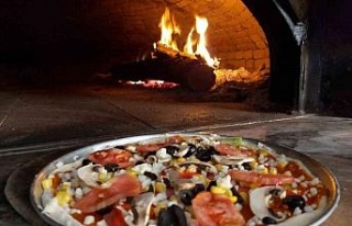 Uğur Usta, İtalyan pizzasını odun ateşinde farklı...