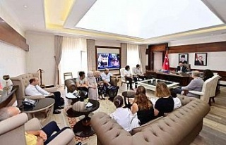 Vali Aksoy, şampiyon öğrencileri ağırladı