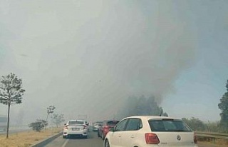 Yol kenarında çıkan yangın, sürücülere zor...