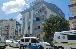 Apartman sakinleri asılı halde buldu
