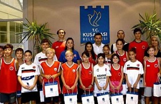 Başkan Günel, başarılı triatloncuları ağırladı