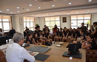 Başkan Kaplan, voleybolcu kızları misafir etti