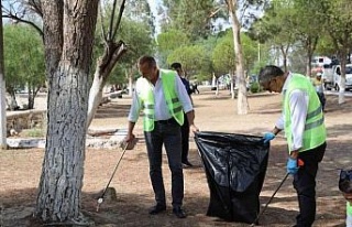 Didim plajlarında temizlik çalışması yapılıyor