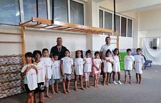 Didimli genç sporculara tişört sürprizi