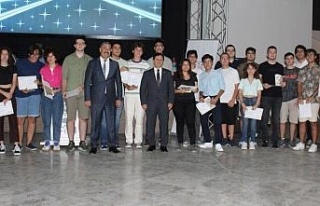 Efeler’de YKS’de dereceye giren öğrenciler ödüllendirildi