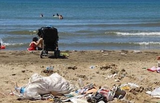 Ege sahillerinde bırakılan çöpler doğayı kirletiyor