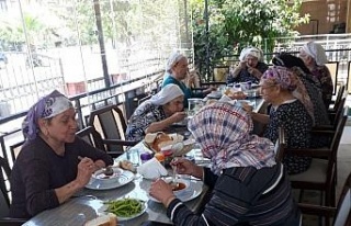 Hacdan sonra yaşlılara yemek ikram etti