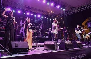 Kuşadalılar Balıkçılar Meydanı’nda doyasıya...