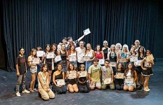 Kuşadası Belediye Tiyatrosu kursiyerleri katılım...