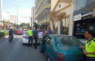 Motosiklet, aniden açılan aracın kapısına çarptı:...