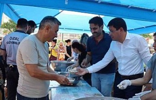 Nazilli Belediyesi aşure bereketini binlerce kişiyle...