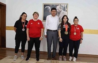 Nazilli’nin gururu kızlardan Başkan Özcan’a...