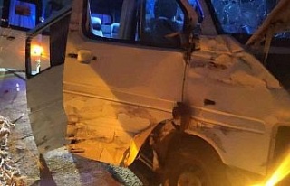 Seyir halinde rot kolu çıkan kamyon kazaya neden...