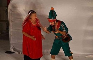 Söke’deki tiyatro etkinliğinde çocuklar ve aileleri...