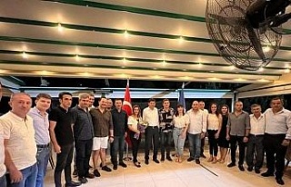 Başkan Özcan zabıta personeliyle akşam yemeğinde...