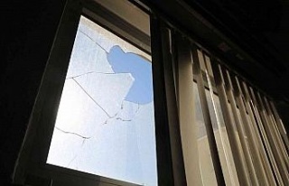 Efeler Belediyesi hizmet binasına taşlı saldırı