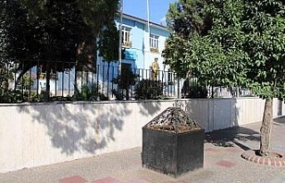 Her gün binlerce kişi yanından geçiyor ama kimse...