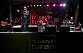 Kuşadası’nda Hüseyin Turan’dan müzik ziyafeti