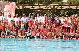 Kuyucaklı çocuklar yüzmedeki hünerlerini sergiledi