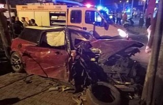 Önce refüje sonra tıra çarptı: 3 yaralı