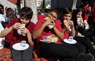 Aydın’da öğrencilerin balık ekmek keyfi