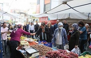 Başkan Çerçioğlu Salı pazarında vatandaşlarla...