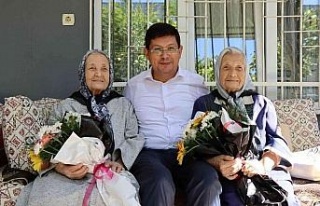 Başkan Özcan 96 yaşındaki ikiz kardeşlerle 85...