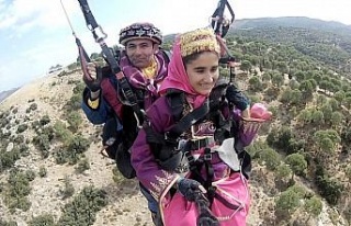 Cumhuriyet Bayramı’nı zeybek kıyafeti ile uçarak...