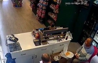 Depremde içeceğini bırakmayan vatandaş ilçede...