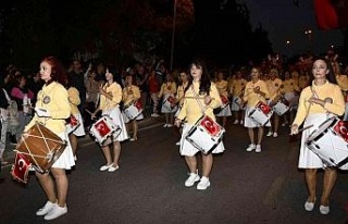 Kuşadası 5 kilometre uzunluğundaki kortej ile cumhuriyet...