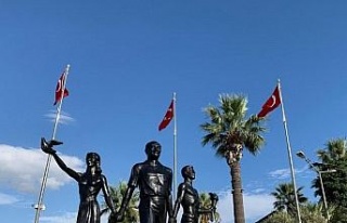 Kuşadası’daki Atatürk heykeli aslına uygun olarak...