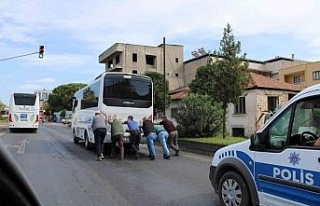 Yolda kalan otobüsün imdadına polis ekipleri yetişti