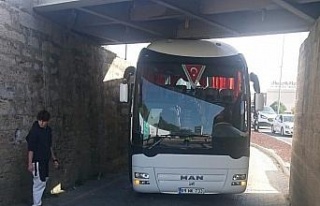 AK Parti’li kafileyi taşıyan otobüs alt geçide...