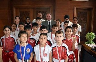 Başkan Öndeş madalyalı sporcuları ağırladı