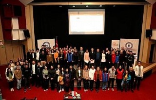 Dekan Prof. Dr. Turan Akkoyun, gençlere takım çalışmasını...