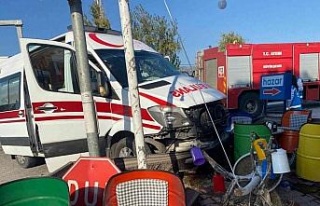 Hasta naklinden dönen ambulans ile kamyon çarpıştı:...