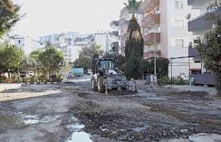 Kuşadası Belediyesi’nin yol yenileme çalışmaları...