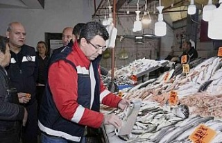 Kuşadası’nda balık tezgahları denetlendi