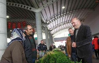 Başkan Ertürk pazaryerinde esnaf ve vatandaşlarla...