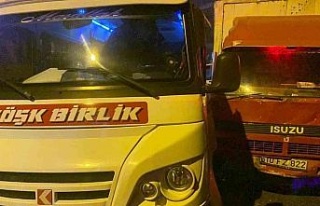 Kamyon ile çarpışan minibüste sıkışan şoför,...