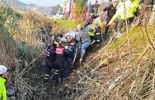 Kontrolden çıkan otomobil şarampole yuvarlandı:...