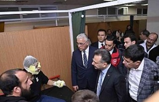 Vali Aksoy, patlamada yaralananları hastanede ziyaret...
