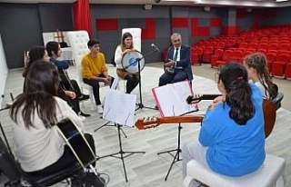 Başkan Kaplan, gitar kursu öğrencileri ile bir...