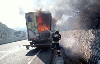 Boya yüklü kamyondaki yangın söndürüldü