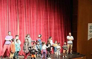 Efeler’in tiyatro sanatçılarından öğrencilere...