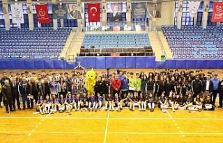 Genç Futsal şampiyonları kupayı kaldırdı